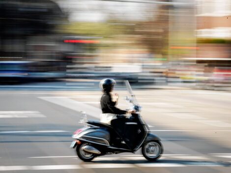 scooter met blauw kenteken