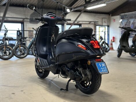 tweedehands vespa scooter