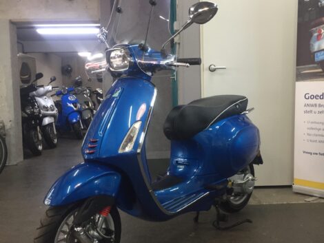 blauwe vespa