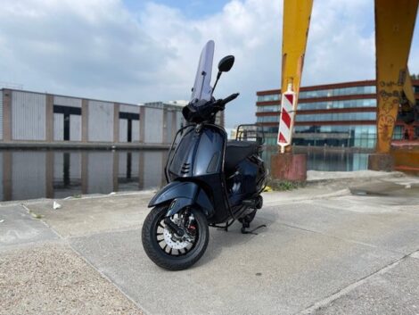 blauwe vespa sprint